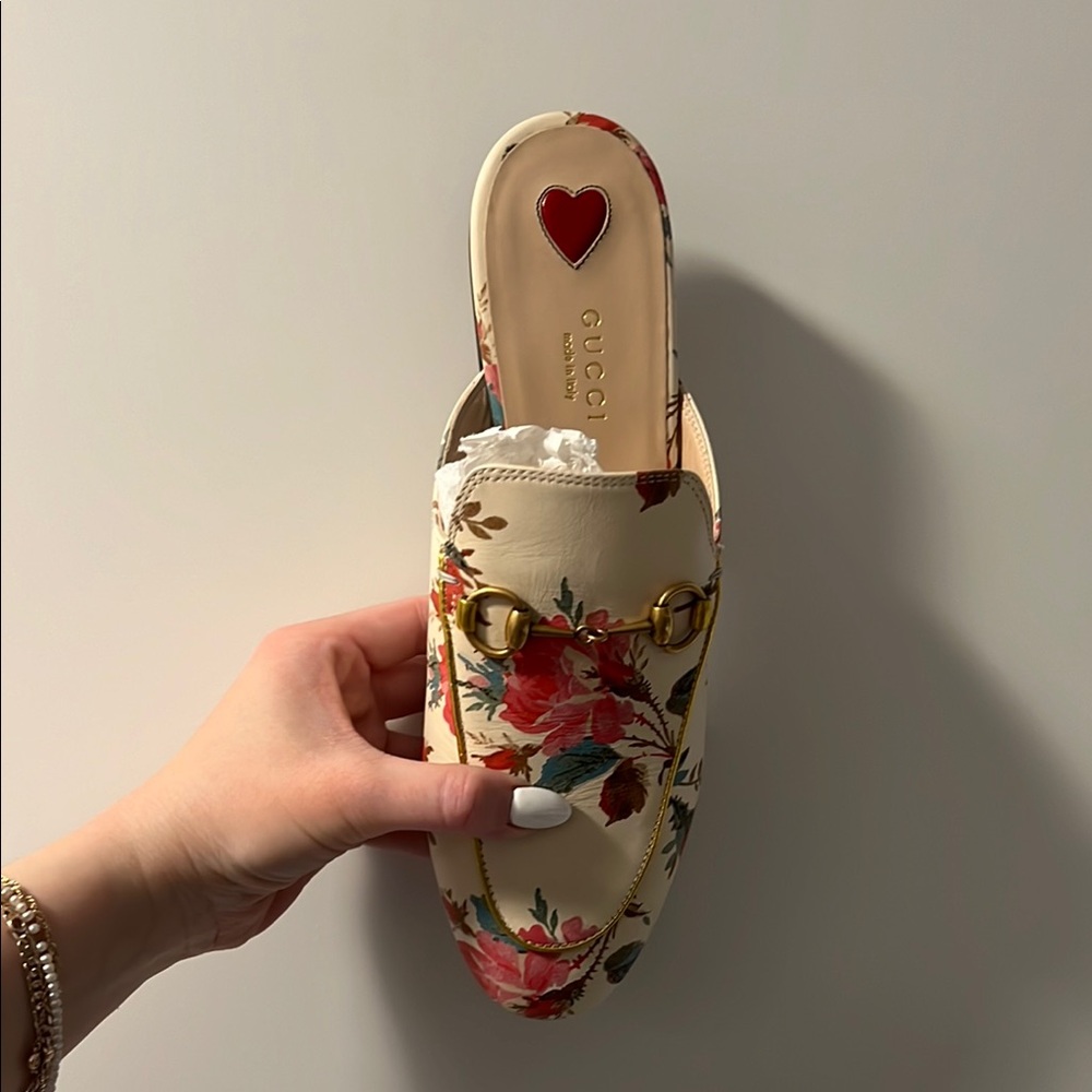 Brand new never worn Gucci Floral Women's Slip-On Shoes - Cream and Red